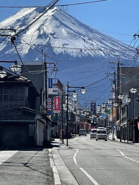 山中湖村に隣接する富士吉田市街地と富士山