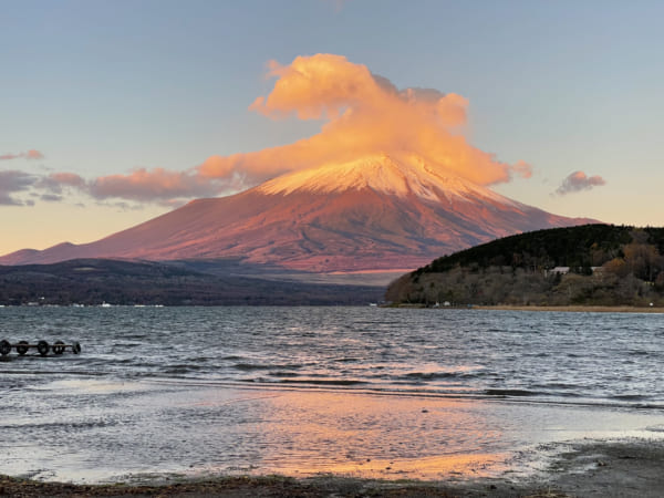 富士山と雲だけがオレンジ色に染まる