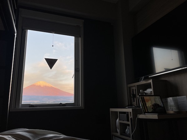 額に飾った絵のような、ビジネスホテルの窓から見える紅富士