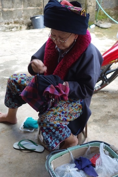 刺繍が施された民族衣装を身につけたモン族の女性（画像提供／和 珈琲）