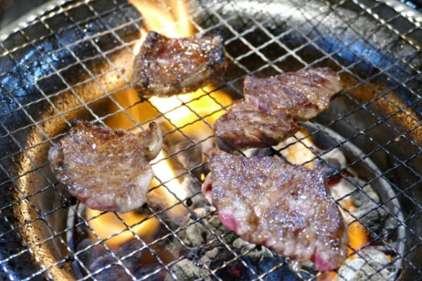 話に夢中になるのはいいけれど、肉の焼きすぎには注意!