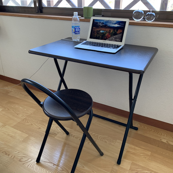山の家の仕事机はシンプル。でも最近はソファに転がってiPadで仕事することの方が多い