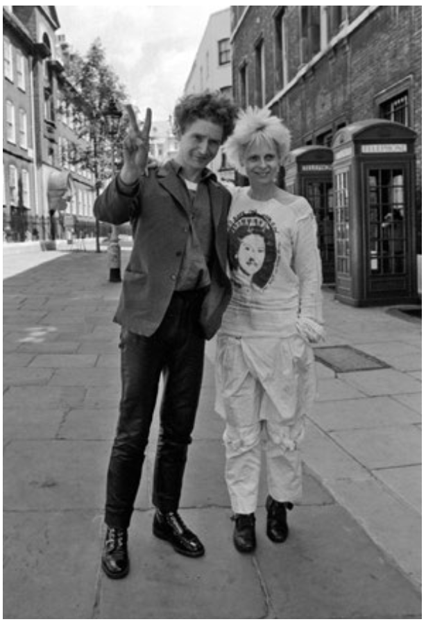 1977年のマルコム・マクラーレン(左)と ヴィヴィアン・ウエストウッド(Mirrorpix/アフロ)