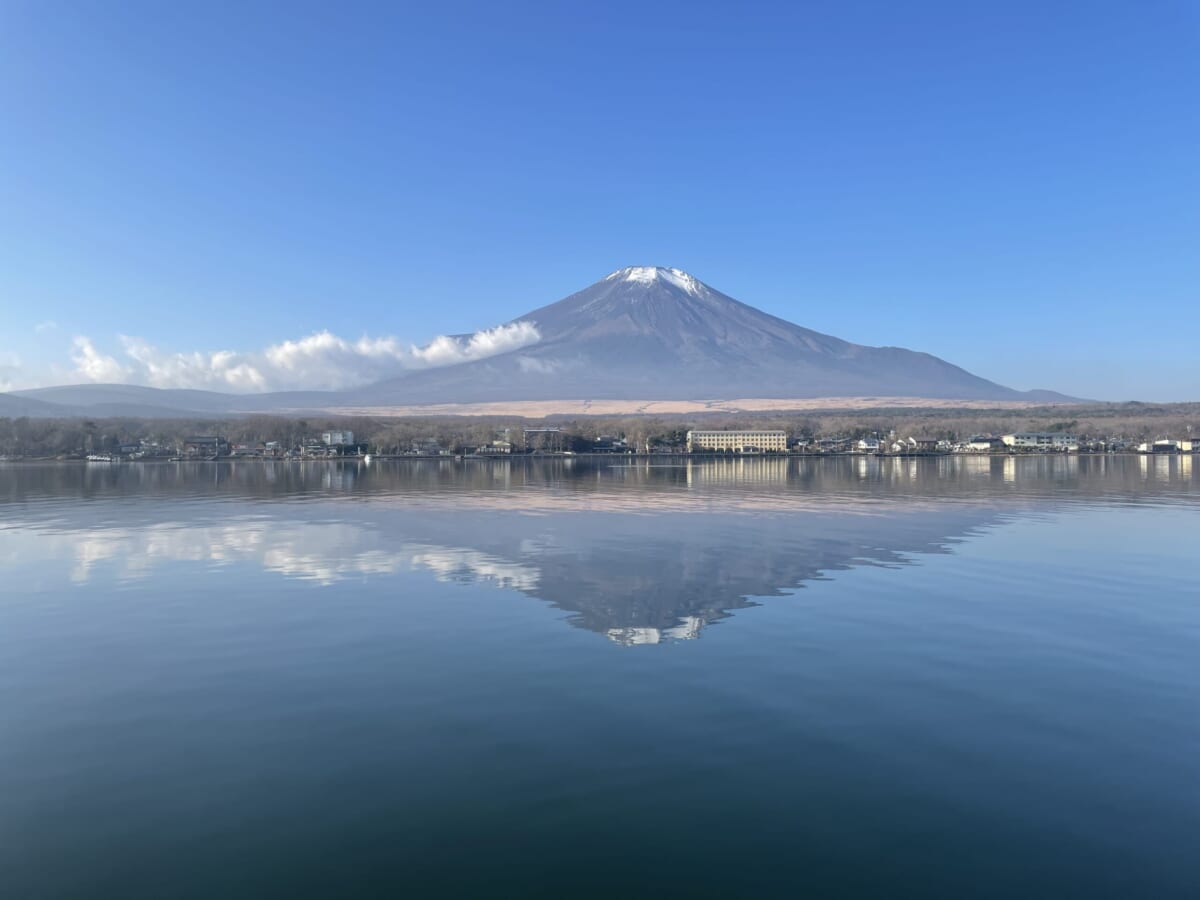 逆さ富士を映す山中湖