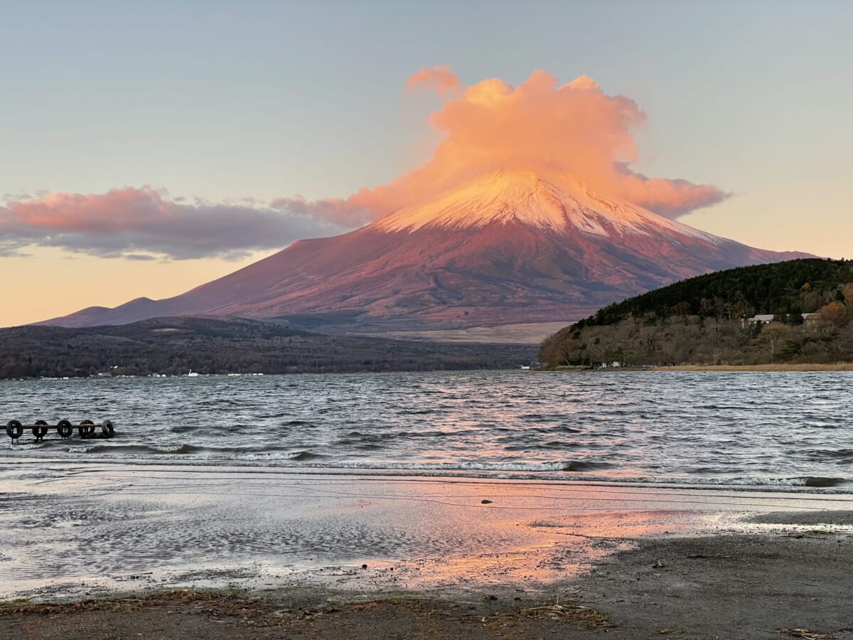 赤く染まる夜明けの富士山