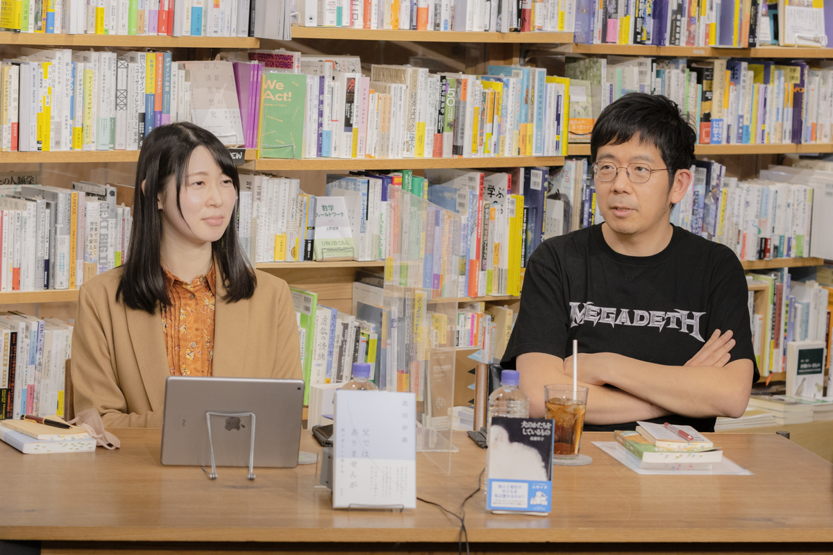 武田砂鉄さん（右）がパーソナリティを務めるラジオ番組に、ご自身の芥川賞贈呈式の直後に出演したことがある高瀬隼子さん（左）