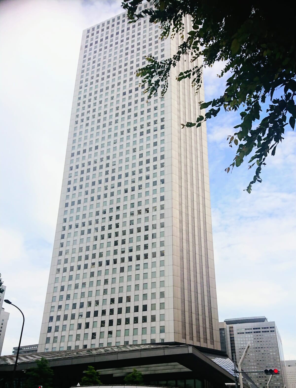 平和祈念展示資料館の入っているビル。「開業当時（1974年）は日本で一番高いビルだったそう。中も豪華だった…」。 