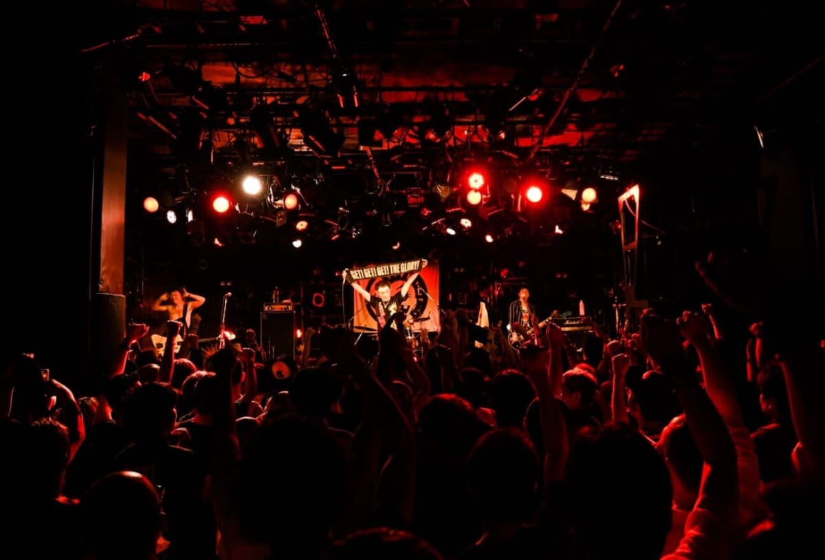6月17日、渋谷クラブクアトロでのライブ。アンコールのラストは『GET THE GLORY』。（撮影／編集部）