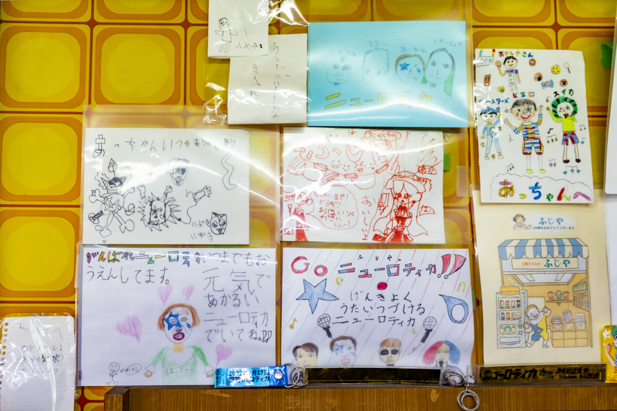 ファンやファンのお子さん、近所の子どもたちが描いてくれたイラスト入りメッセージも大切に店内に飾られていた。（撮影／木村琢也）