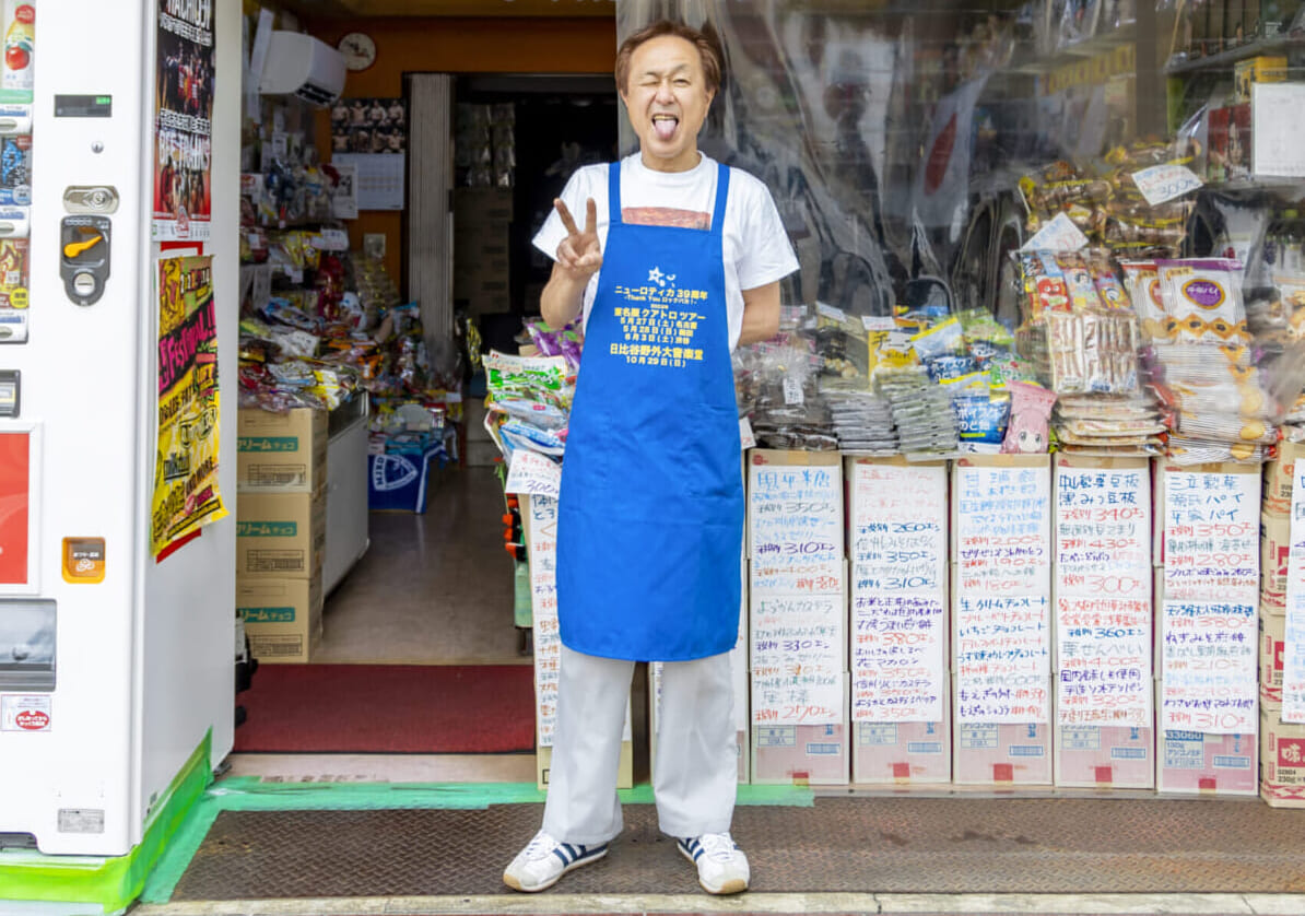 昼は街のお菓子屋さん、夜はパンクでロックな優しいピエロ。これが