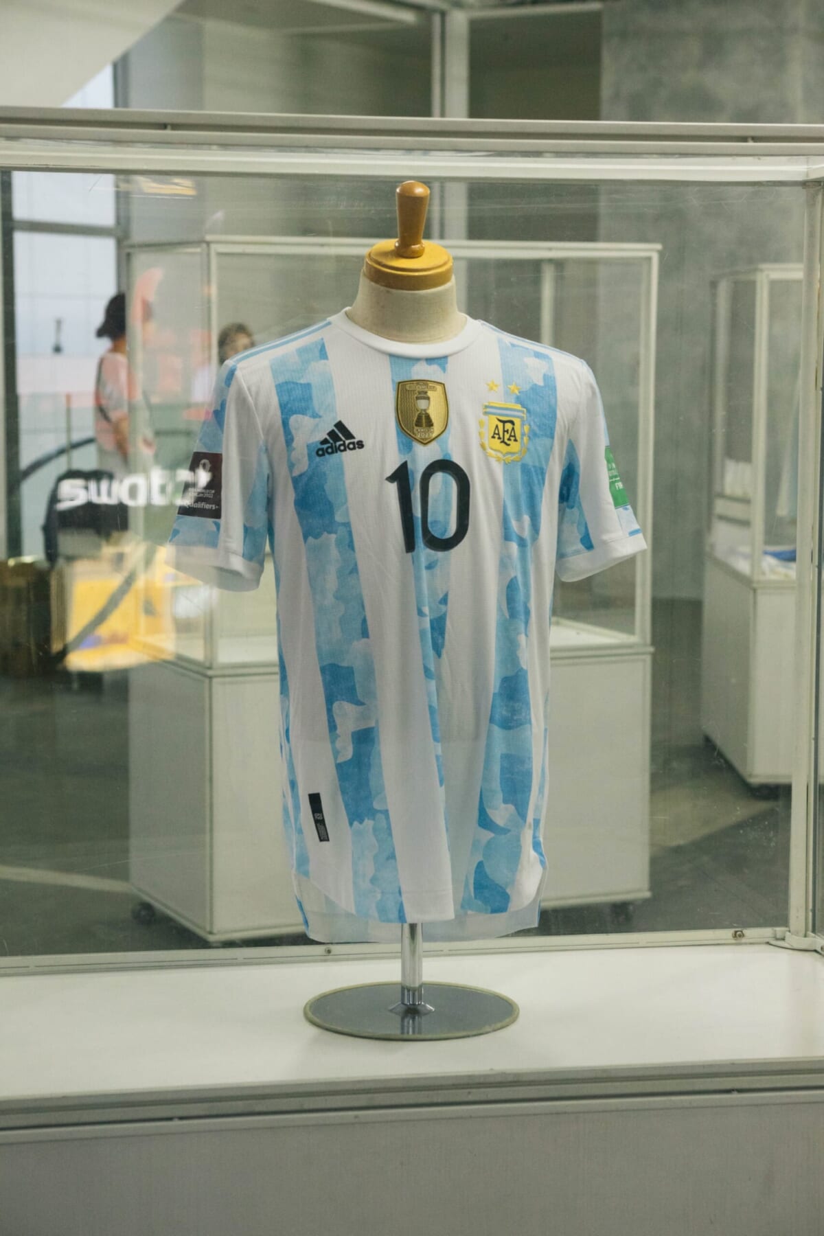アルゼンチン代表といえば水色と白。数多くの歴代アルゼンチンユニフォームを展示。