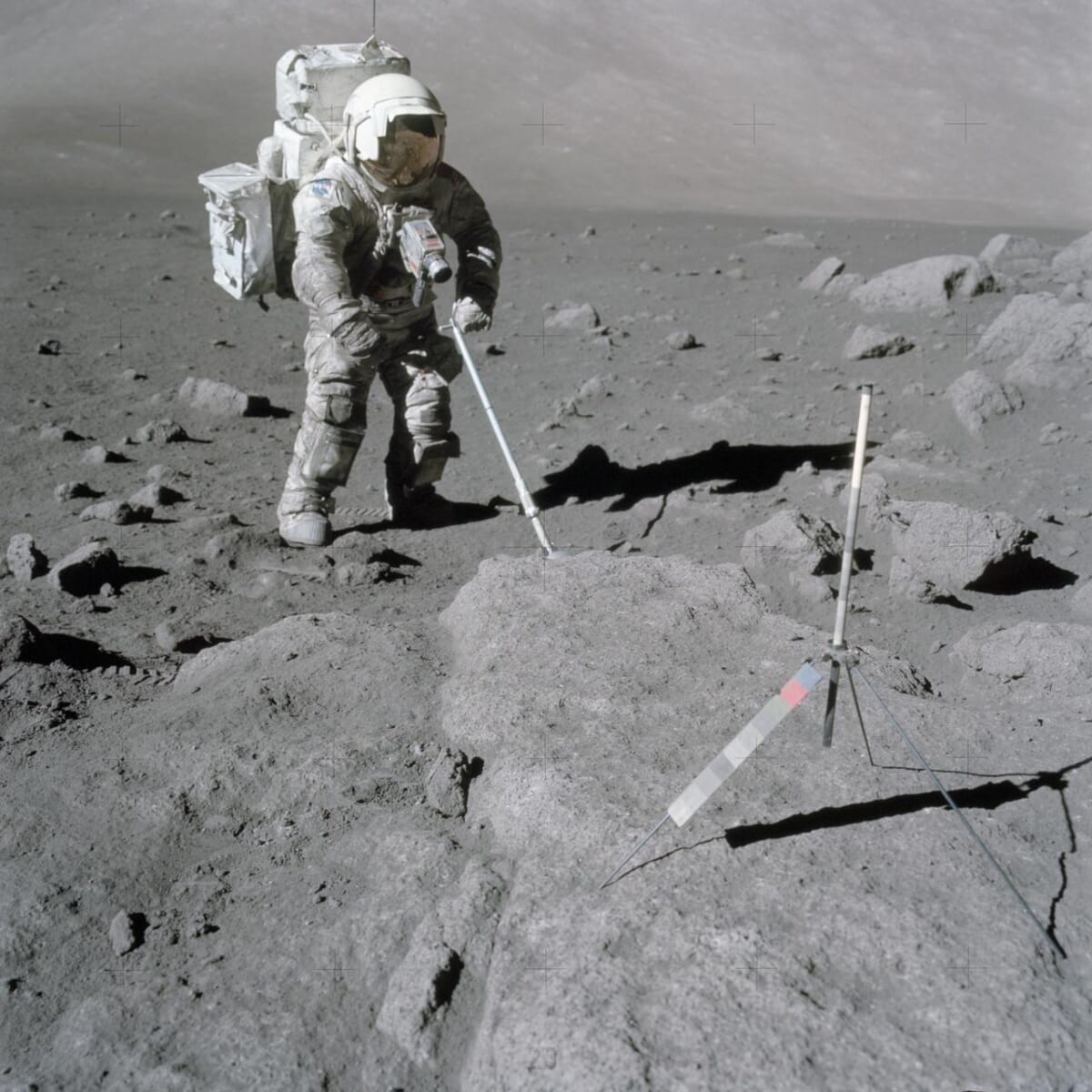 月面でスコップを使ってサンプルを採取する様子　 写真提供：NASA