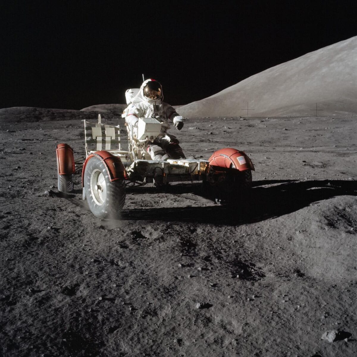 アポロ計画での船外活動で月面車（LRV /Lunar Roving Vehicle)を運転するユージン・サー ナン宇宙飛行士  写真提供：NASA 