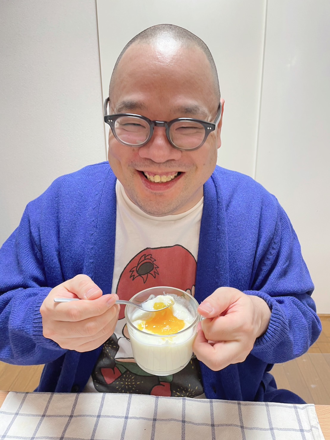 マンゴーソースで食す。美味しさがこの笑顔から伝わる。