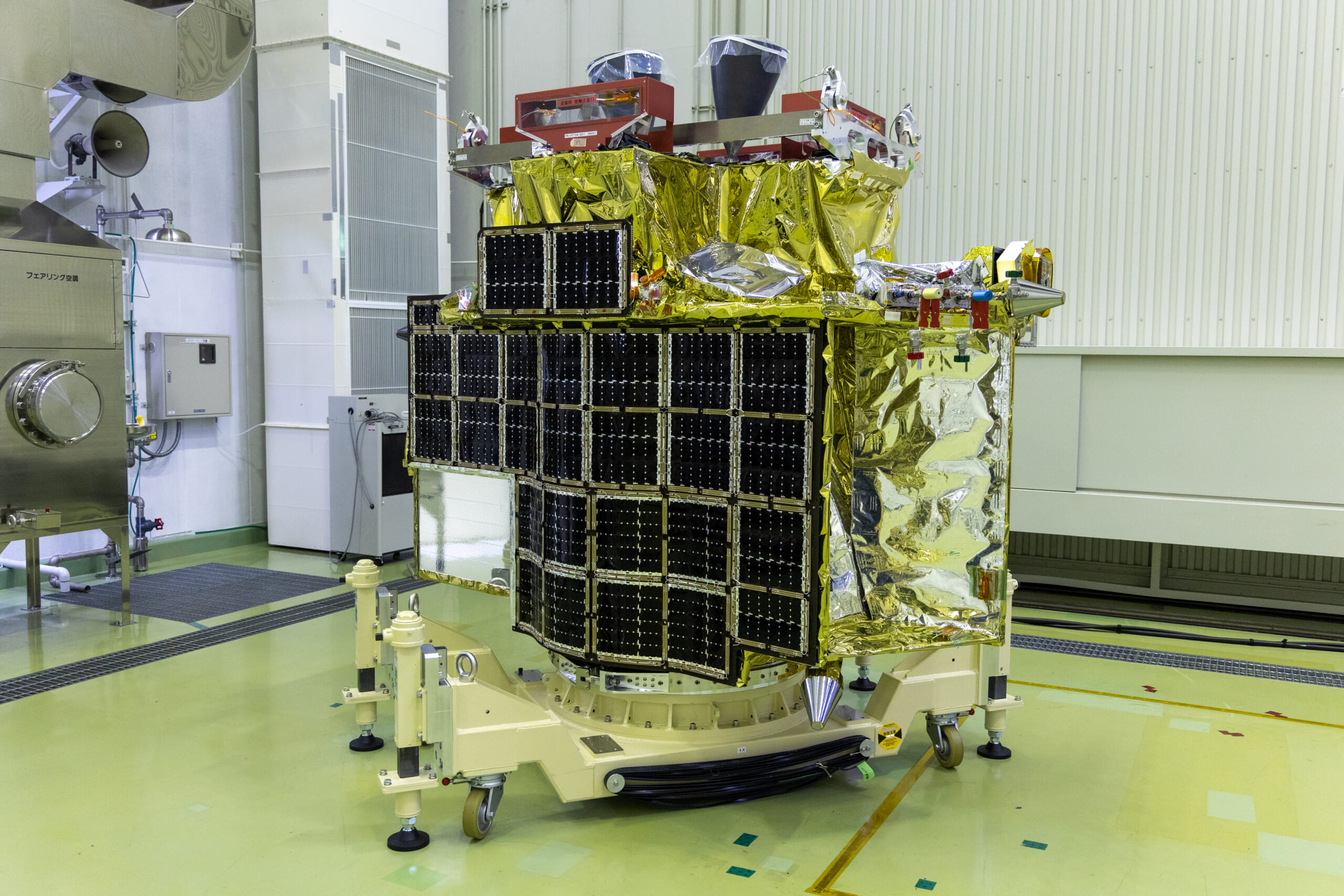 2023年６月、種子島宇宙センターの衛星フェアリング組立棟（SFA）で撮影されたSLIM　写真提供／JAXA