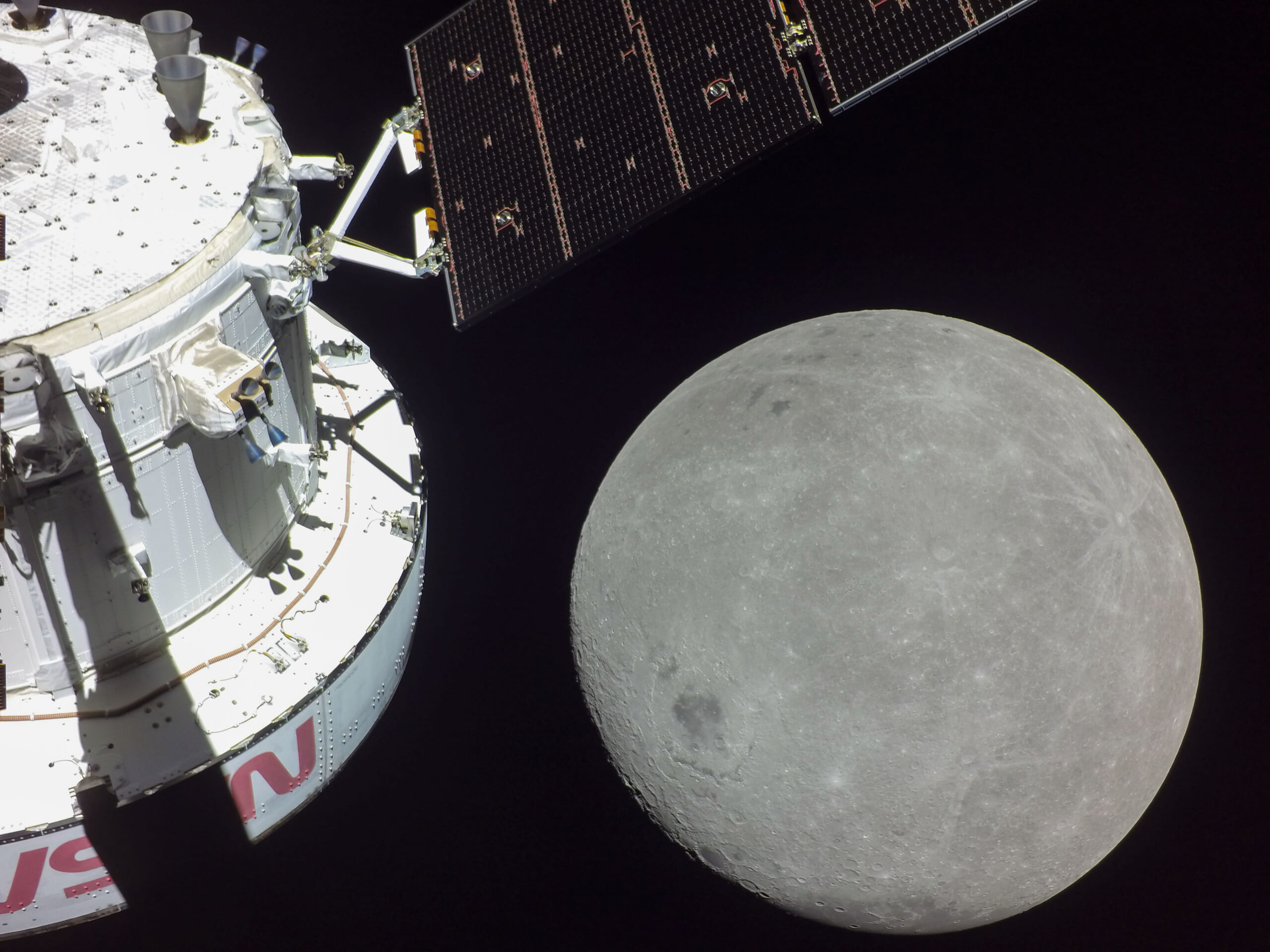  2022年、NASAがアポロ計画後約50年ぶりに月に送り込んだ無人宇宙船「オリオン」とそのカメラがとらえた月の様子　　写真提供／NASA