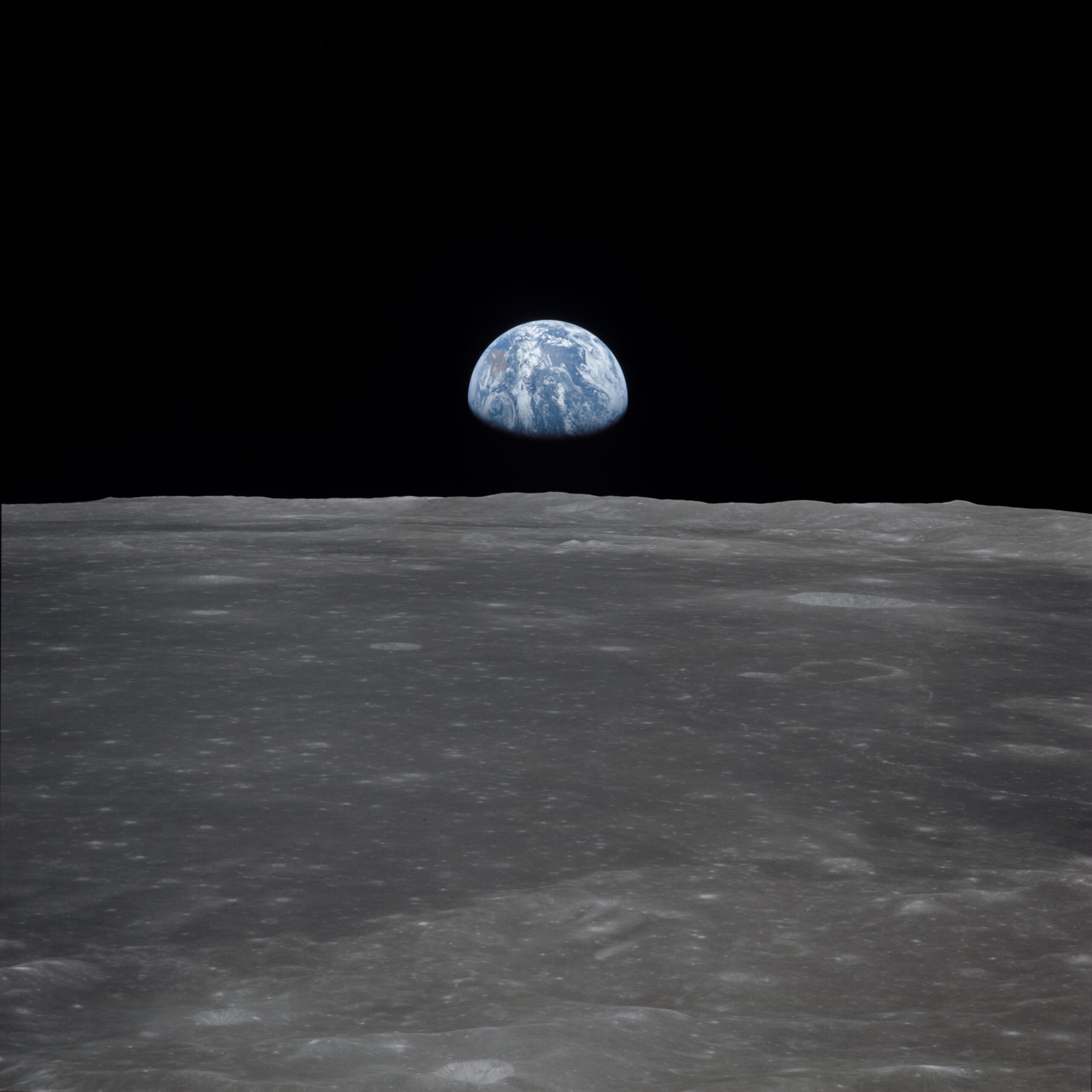 1969年7月、アポロ 11 号から撮影された、月の地平線と地球の姿　写真提供／NASA