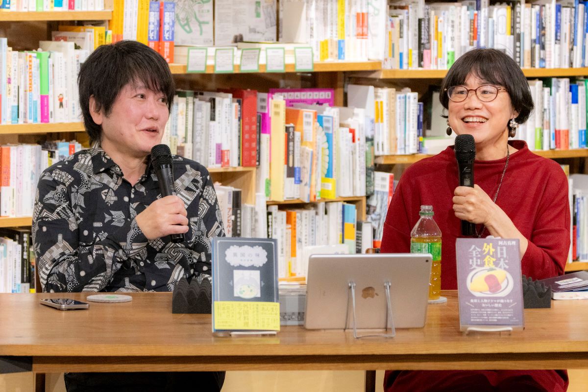 稲田俊輔さん(左)と阿古真理さん(右)は同世代、共通の話題が次々と飛び出す対談となりました