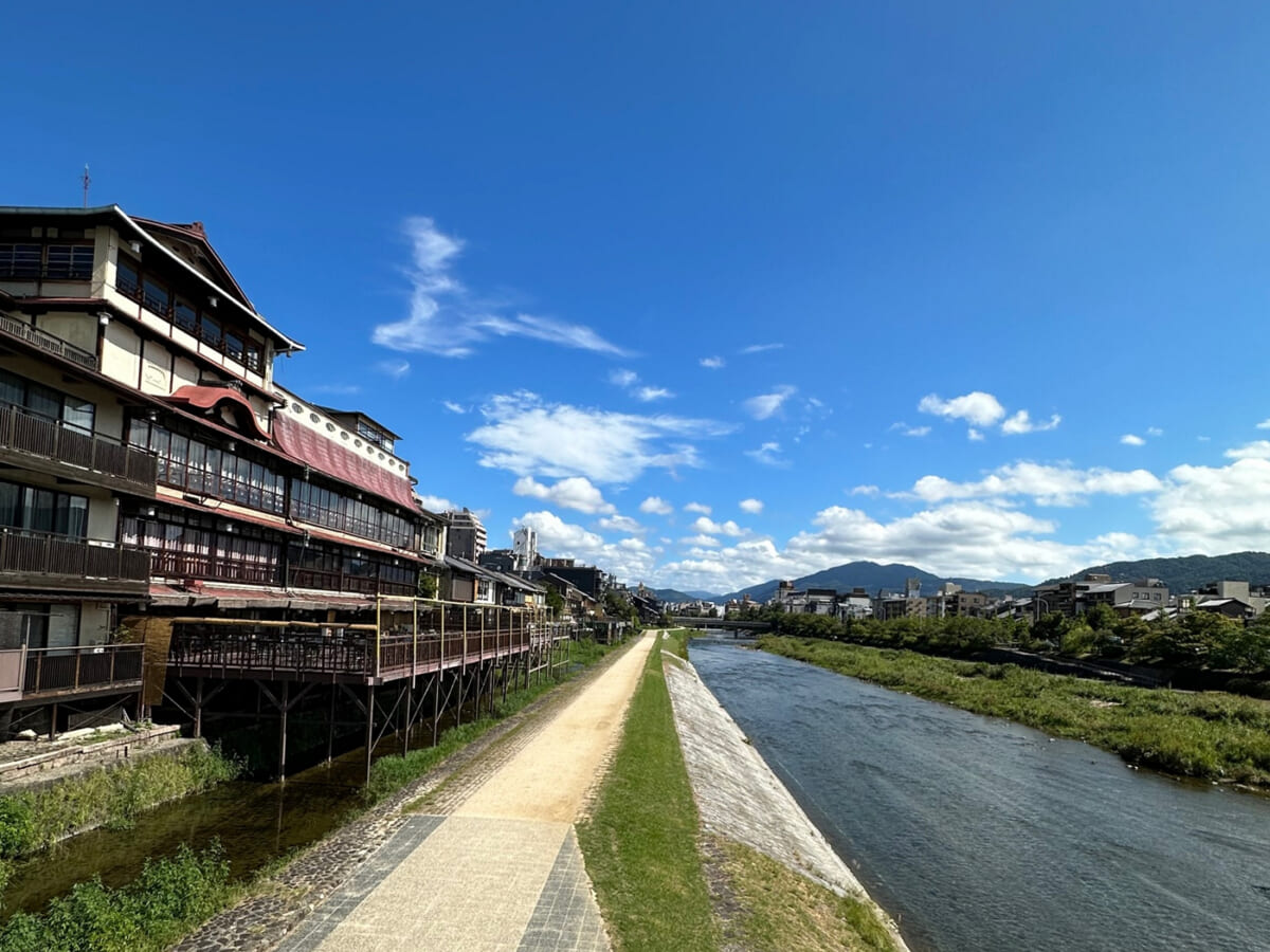 川床のある建物が並ぶ鴨川沿い