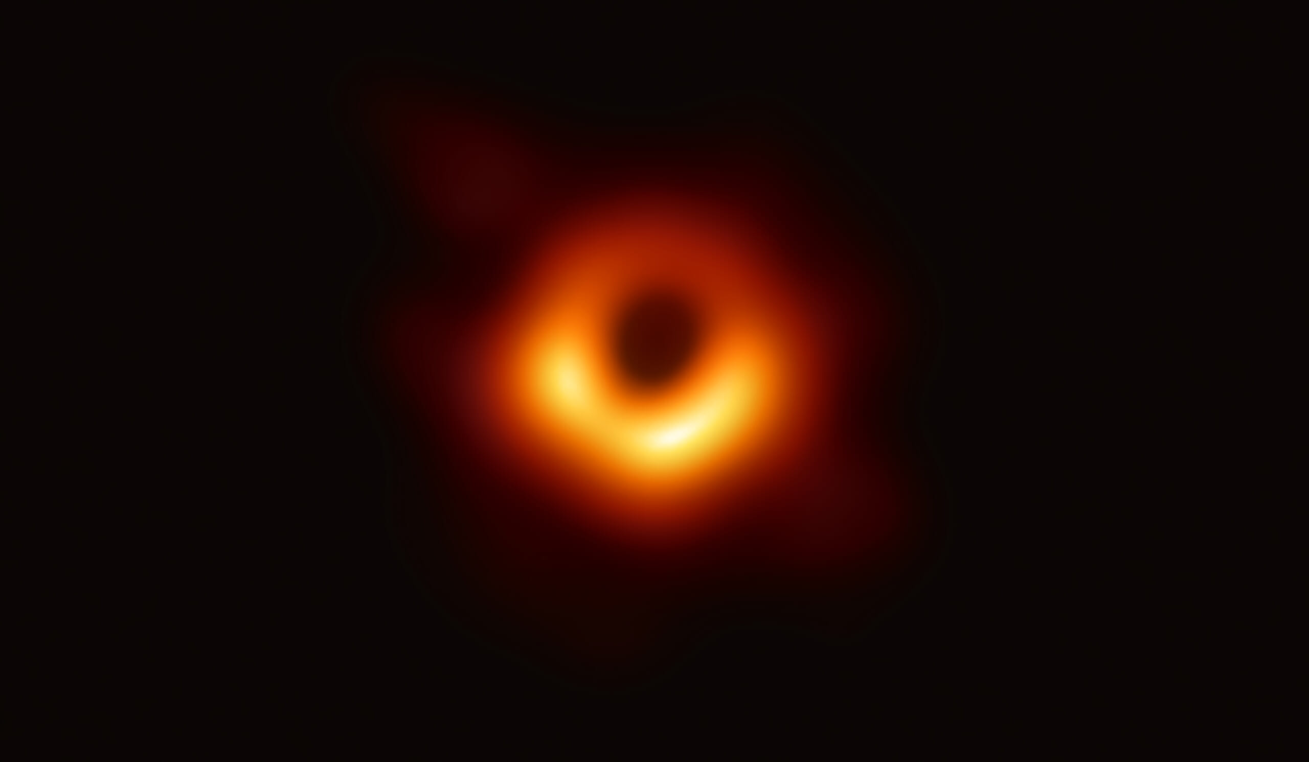 地球上の8つの電波望遠鏡を結合させた国際協力プロジェクト「イベント・ホライズン・テレスコープ」によって撮像されたブラックホール　Credit: EHT Collaboration