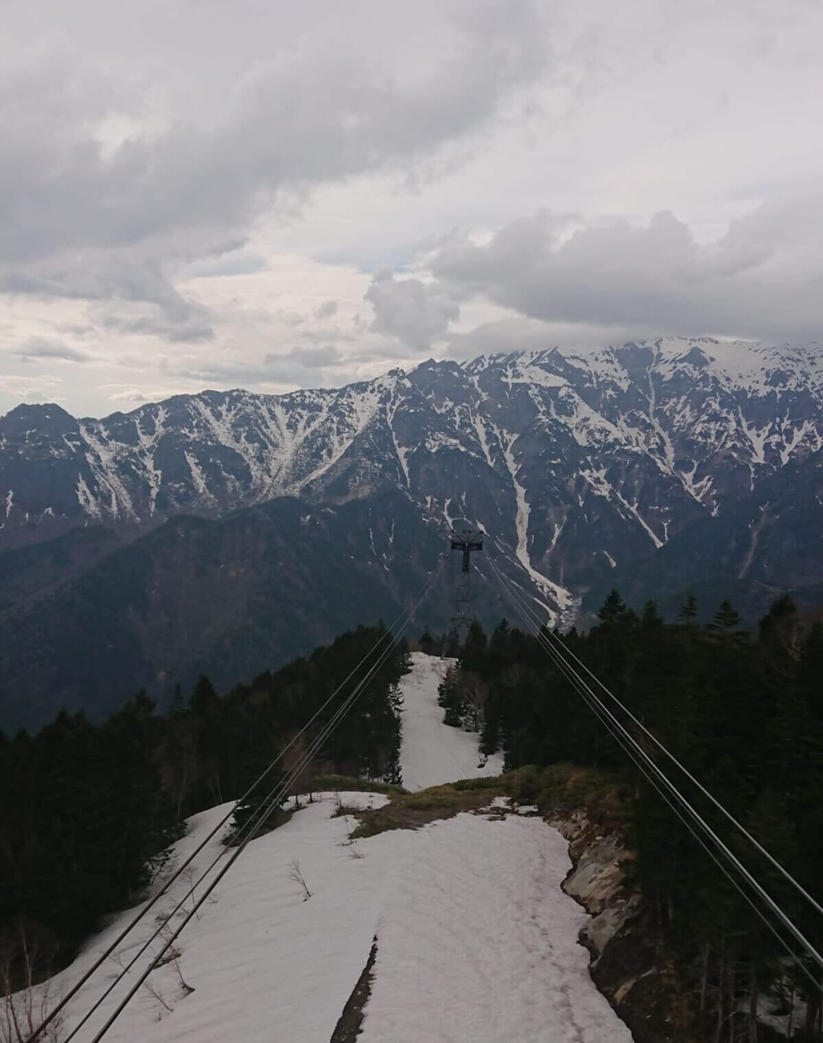 新穂高ロープウェイからの景色。「４月下旬でも山の上はまだ雪景色で、とても綺麗。自然に癒される旅でもありました」