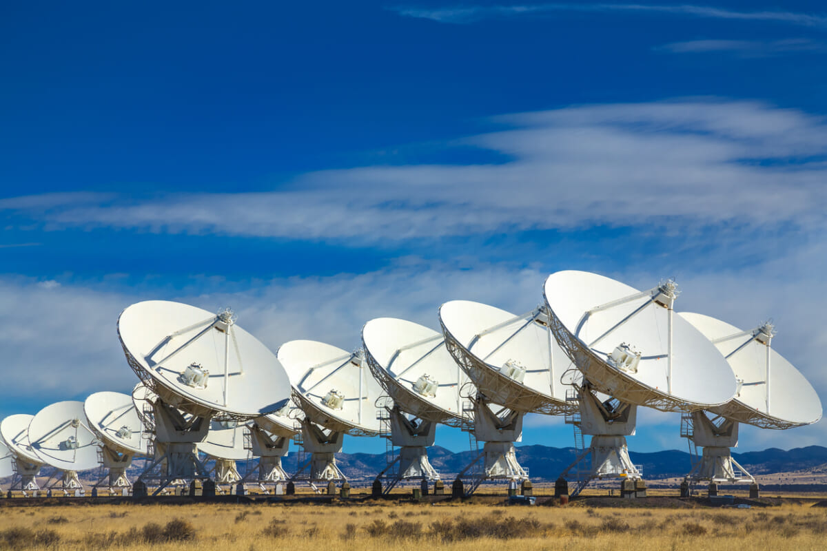 米国ニューメキシコ州ソコロ近郊にある、NRAO国立電波天文台が運営する超大型アレイ電波望遠鏡は宇宙からの微弱な電波を捕らえることなどを目的にしている