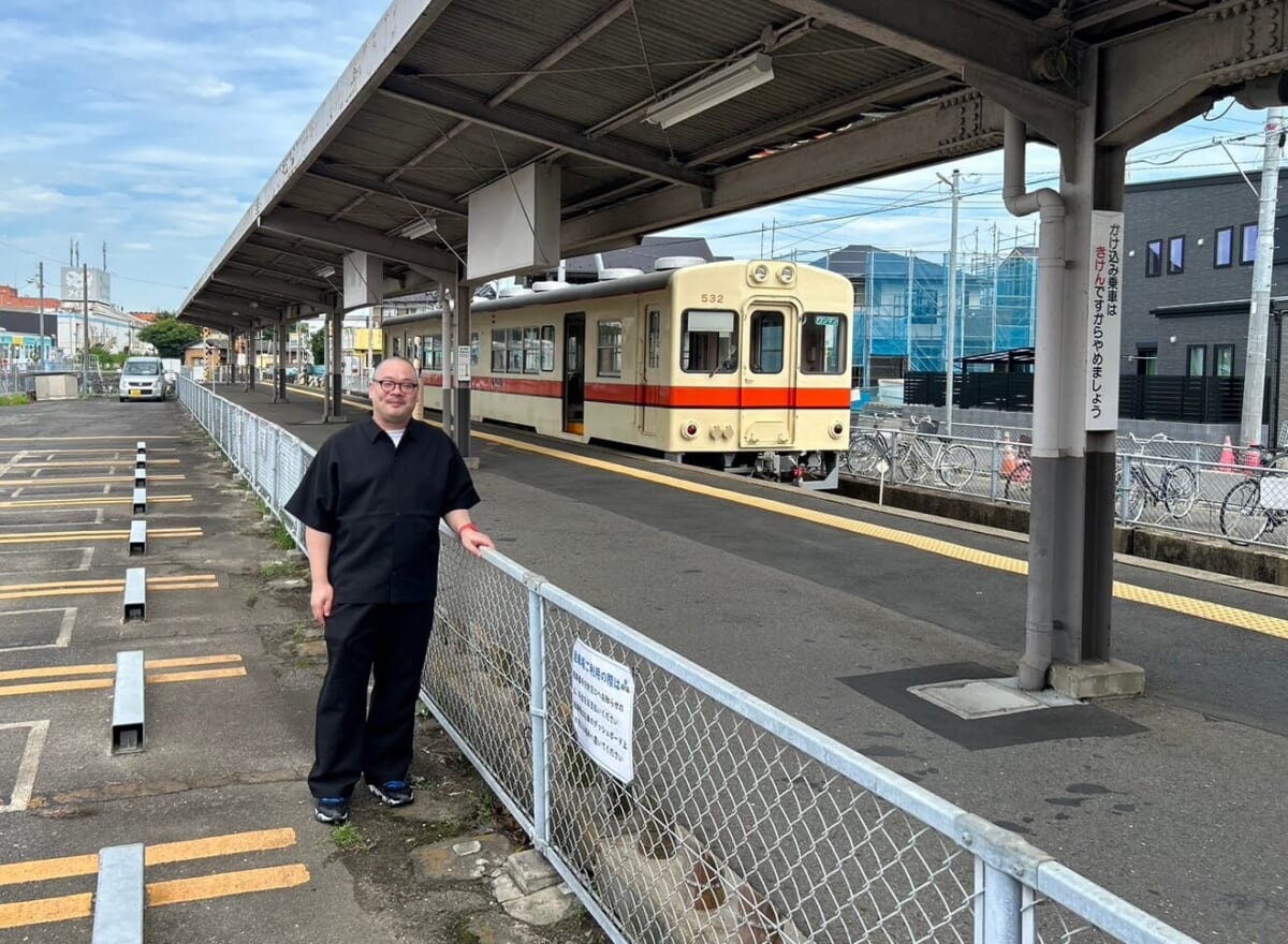 竜ヶ崎線の車両をみて、ふるさと香川県の琴平電鉄（通称ことでん）に想いをはせる爪切男。