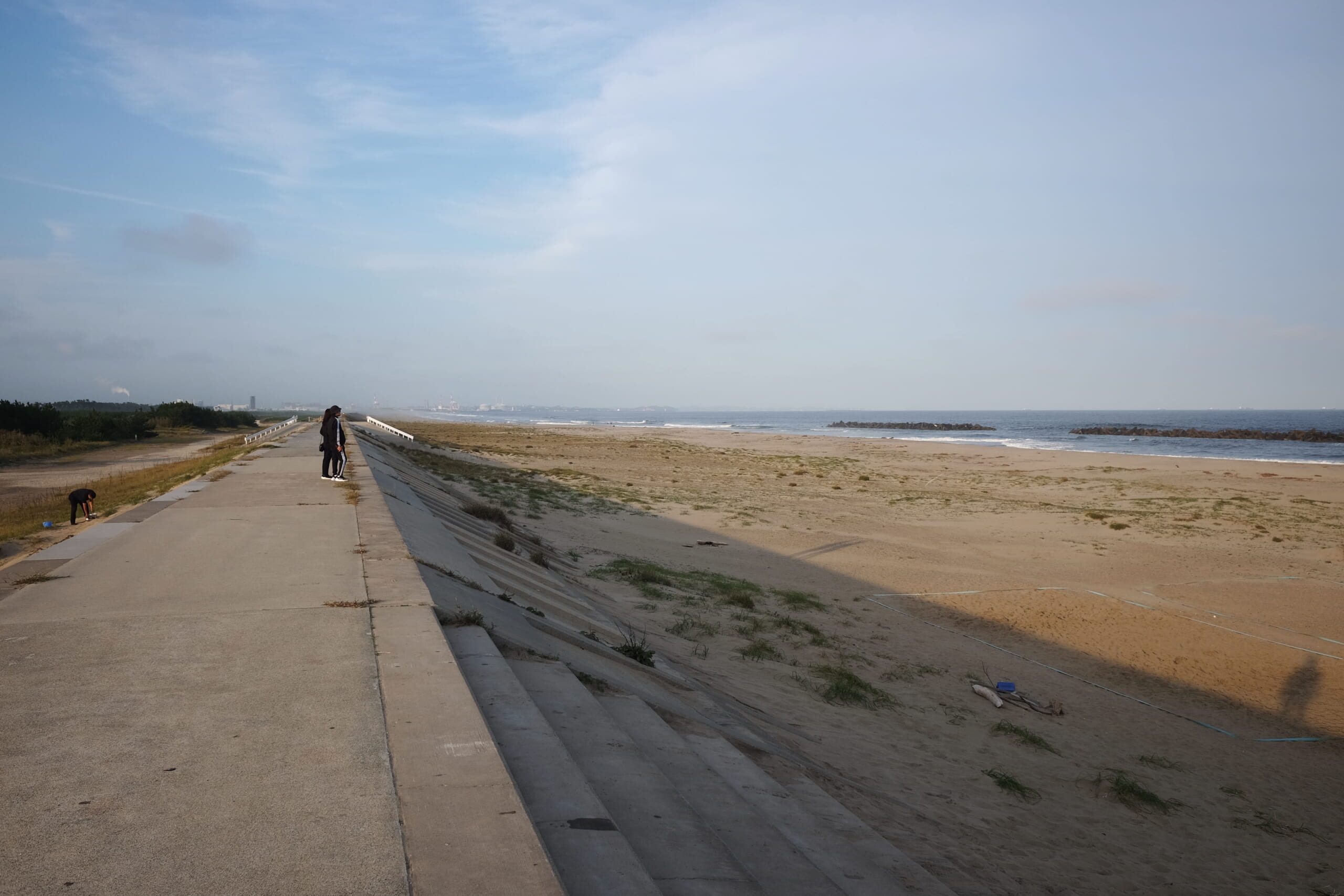 巨大津波を引き起こした荒浜の沿岸に立つと、静かな海がどこまでもひろがっていた。