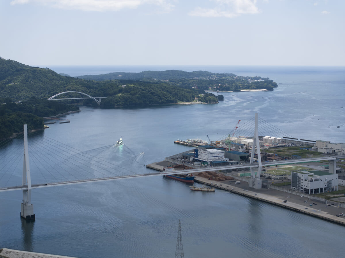 2024年8月8日。大型サンマ船一斉出漁「出船おくり」の気仙沼湾。（撮影／岩根愛）