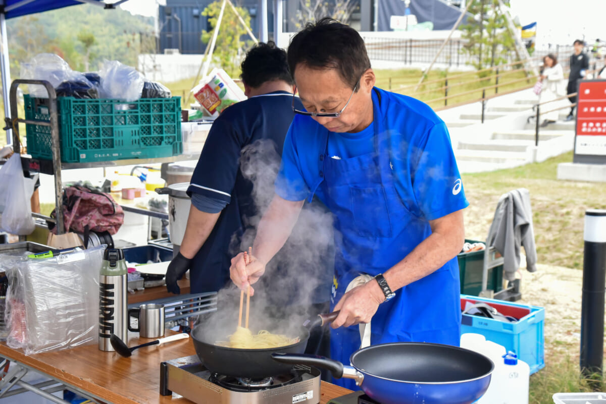 11月17日。感謝の集いで会長自らペペロンチーノをファン・サポーターにふるまう。岡田の目指すコミュニティづくりの一端も感じられた。（写真提供／FC今治）