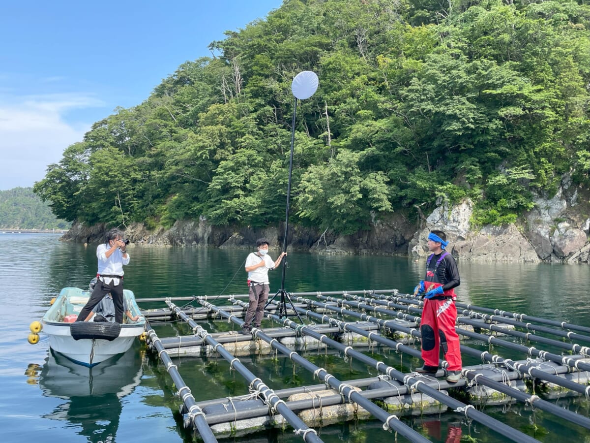 2022年8月8日、写真家・瀧本幹也氏の撮影現場の様子。10年の継続が目標だった『気仙沼漁師カレンダー』は、瀧本氏が10作目を担当し、大団円を迎えたのだった。