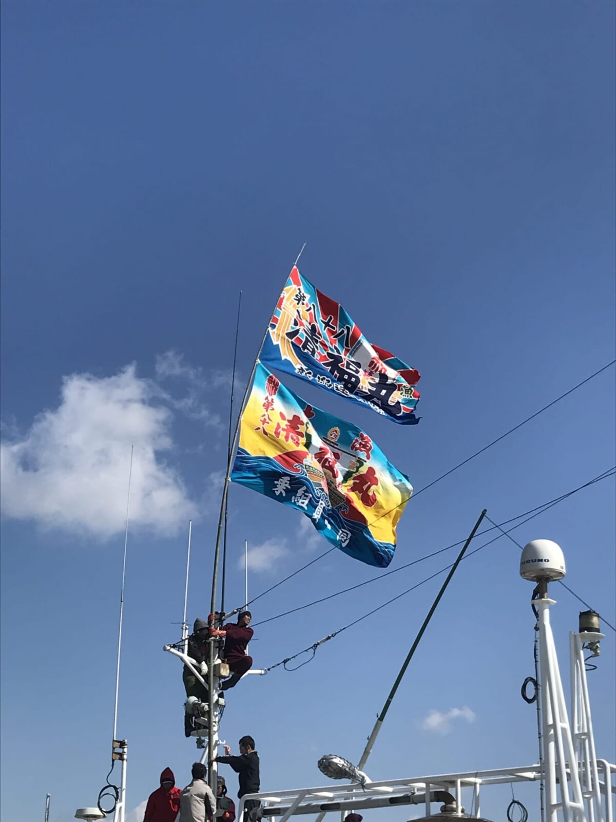 2019年4月3日、気仙沼港から出港の準備をする漁師さんたち。大漁旗を掲げる彼らは、いつだってちょっと誇らしげだった。