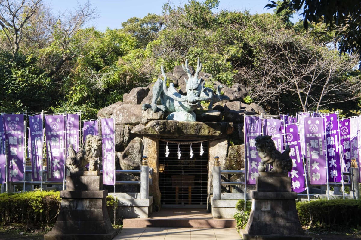 「龍宮」。江の島は龍が住んでいる場所といわれ、龍にまつわる伝説も多く残されている