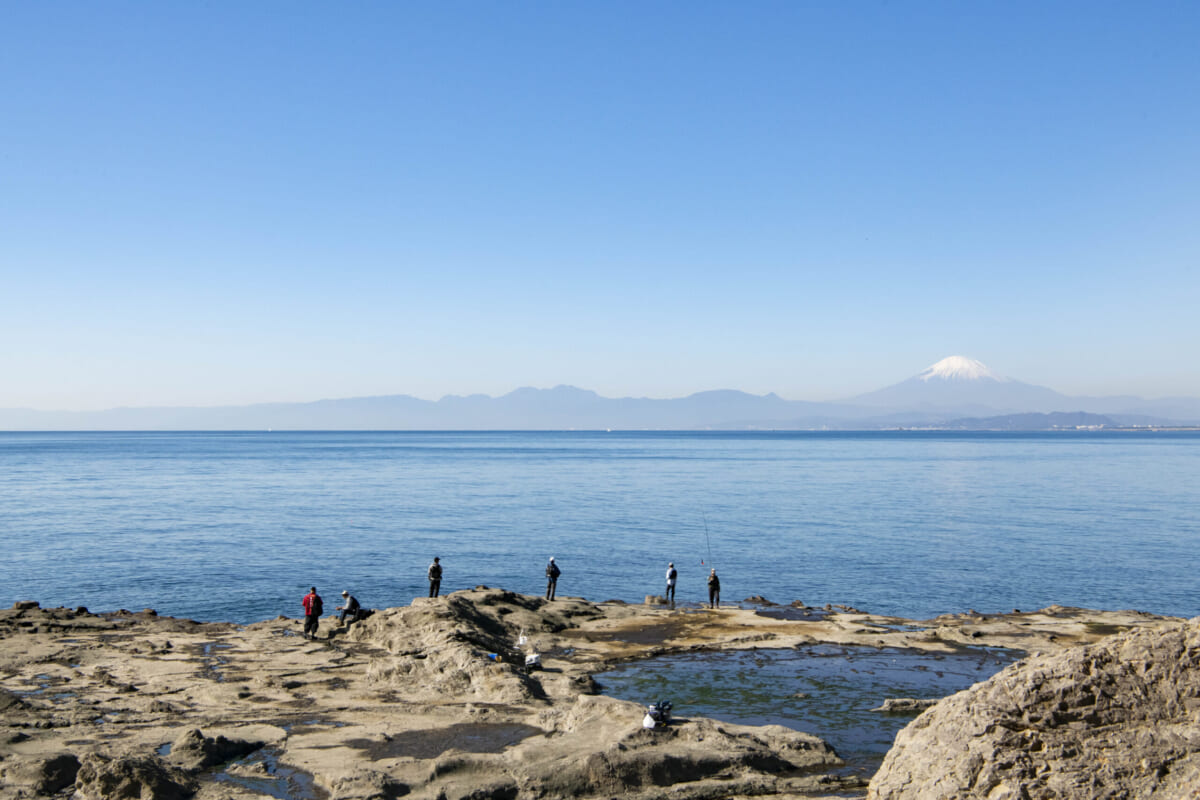 稚児ヶ淵では青い空と海に富士山が映える絶景が！