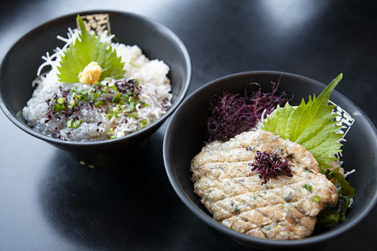 「生・釜揚げしらす丼」（左）と「鯵なめろう丼」（右）　