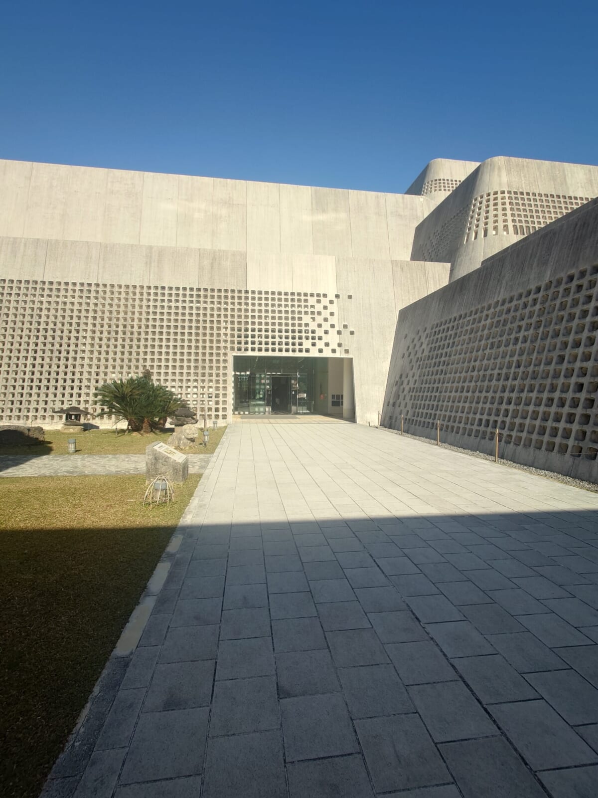 沖縄県立博物館・美術館（おきみゅー）。「沖縄のグスク（城）をイメージした建物だそう。遠くから見ると納得！」