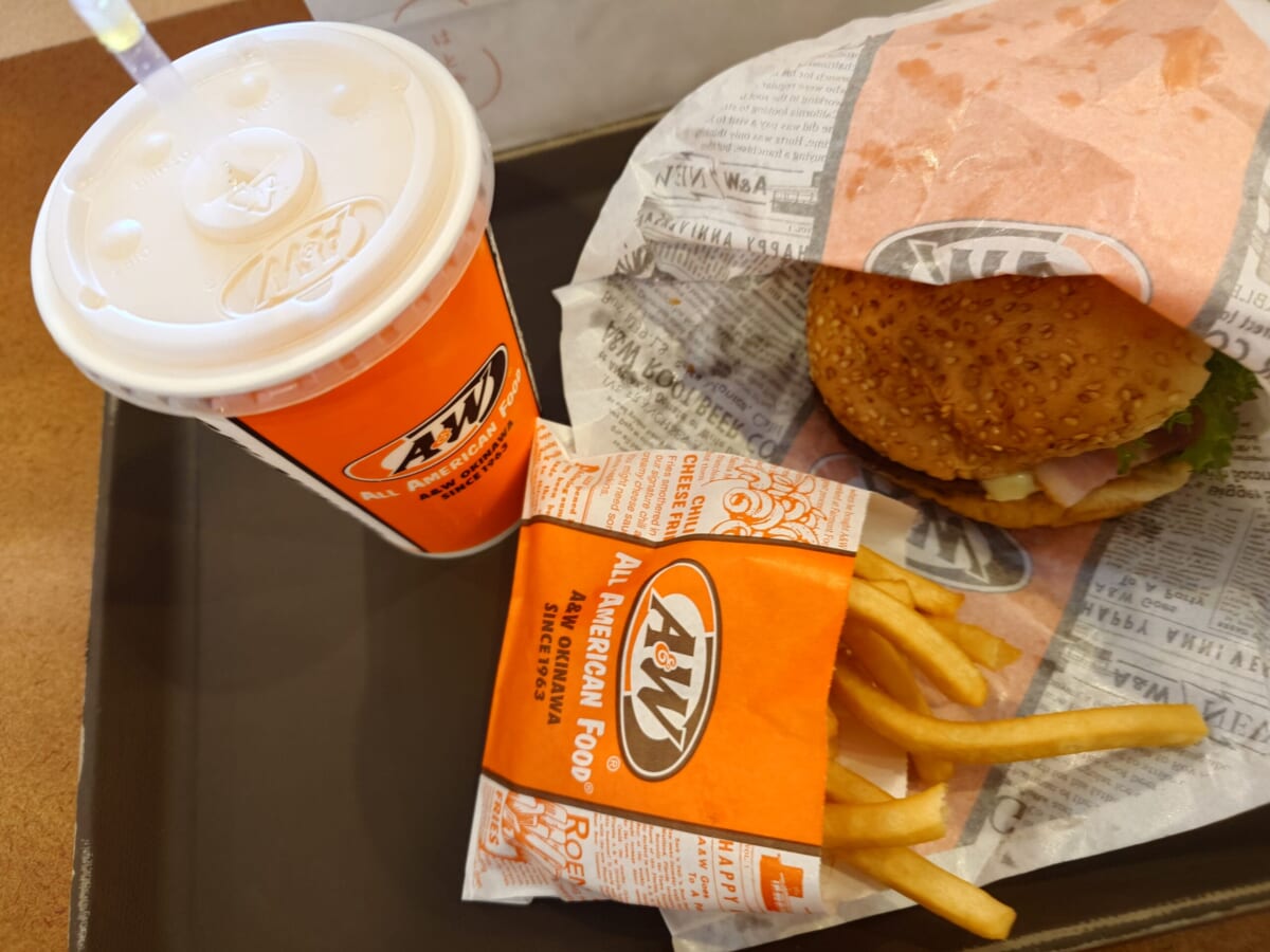 沖縄に帰るといつも食べちゃうA＆W。「沖縄にしかないファストフード店。学生時代はここで友人たちとよく勉強していました」