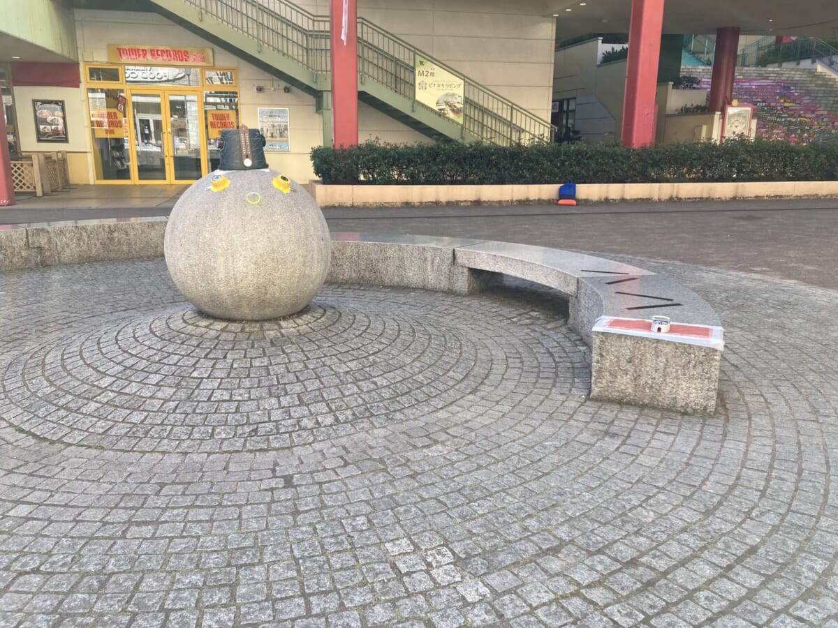 飯川雄大ワークショップ《0人もしくは1人以上の観客に向けて》より。海老名中央公園のベンチ彫刻をロボットに見立てた作品。奥に青い《ベリーヘビーバッグ》が見える 撮影:筆者