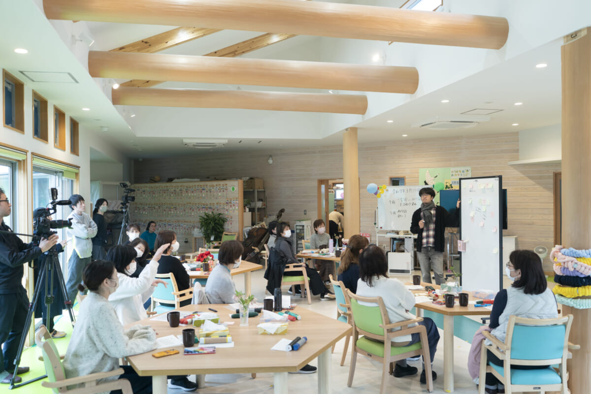 「ケアと演技」対話型鑑賞会。上演後に楽らくの介護職員たちで感想を話し合う。右は長津結一郎さん 撮影/加藤甫