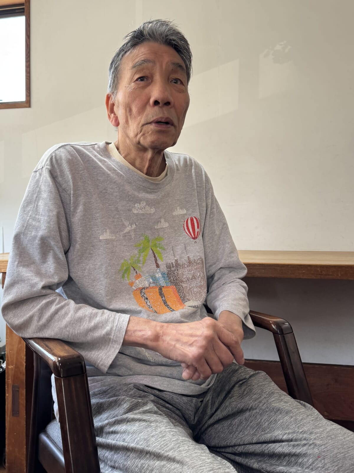 沢野ひとしさん。自宅の仕事場にて。