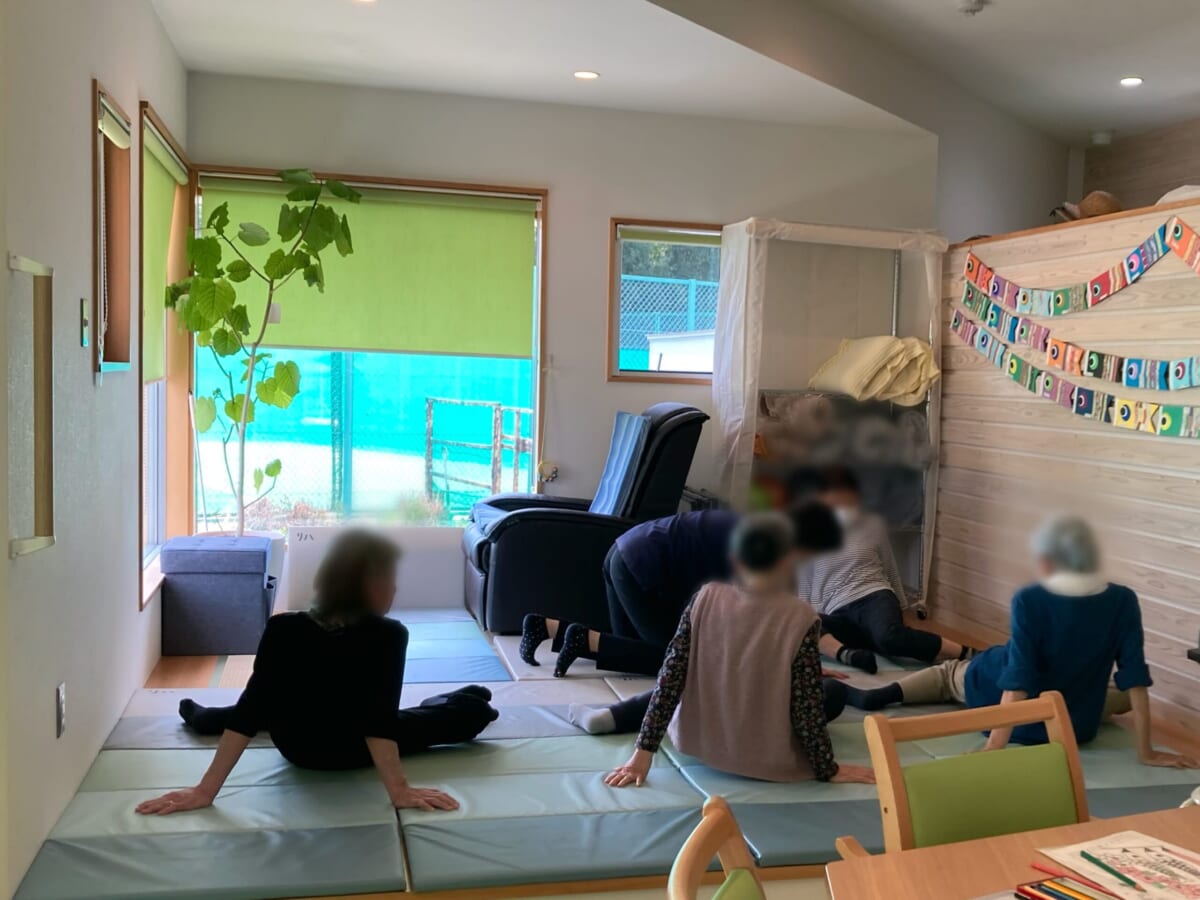 デイサービスでの機能訓練の様子 撮影/筆者