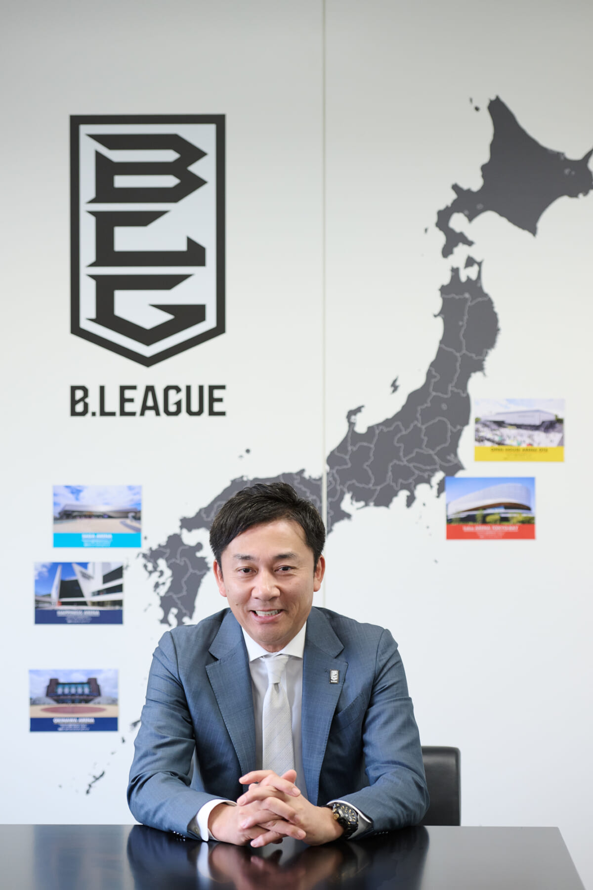 日本全国を飛び回る多忙な中での取材。チェアマン室の壁には増加していく「夢のアリーナ」の日本地図が。