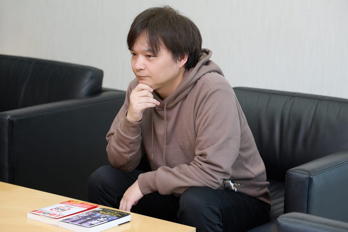 机の上の『深夜の美学』(写真右)は話に出たテレビ演出家・菅原正豊の書。戸部田は構成を手掛けた。