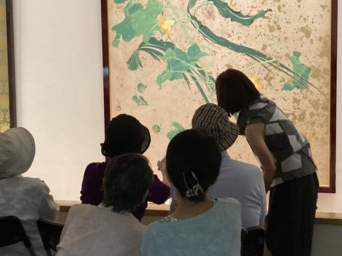 アートリップ「川端龍子の作品でめぐるアートの旅」より、《使徒所行讃》(写真上)、《爆弾散華》(下)を対話しながら鑑賞。大田区立龍子記念館にて 撮影/筆者