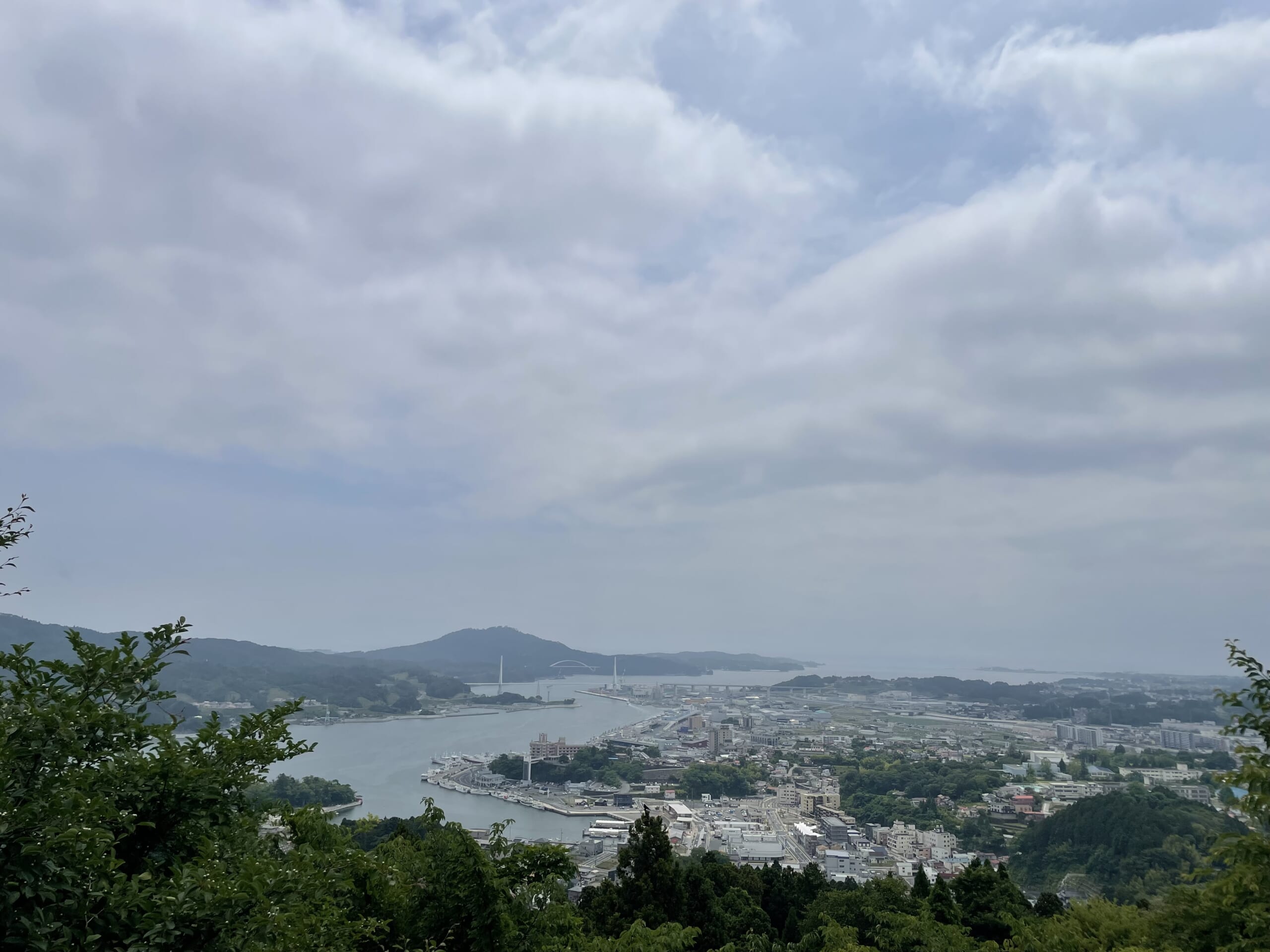 2025年6月21日の気仙沼を安波山より。安波山は気仙沼を一望できる高所に位置しており、「漁師カレンダー」の歴代写真家たちもここからの定点写真撮影を欠かさなかった。