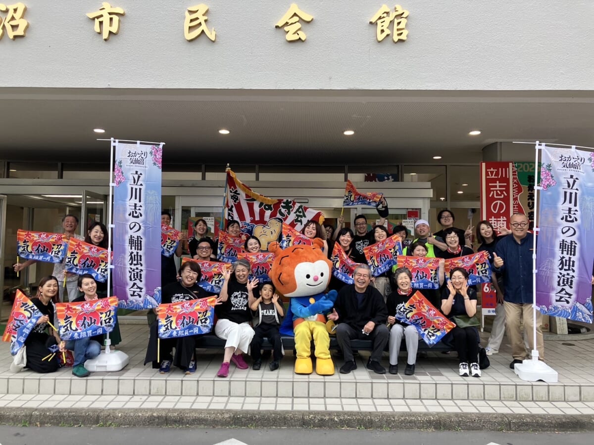 「つばき会」メンバー&関係者と気仙沼のマスコット・ホヤぼーや&立川志の輔さんの素敵な一枚。(写真提供/気仙沼つばき会)