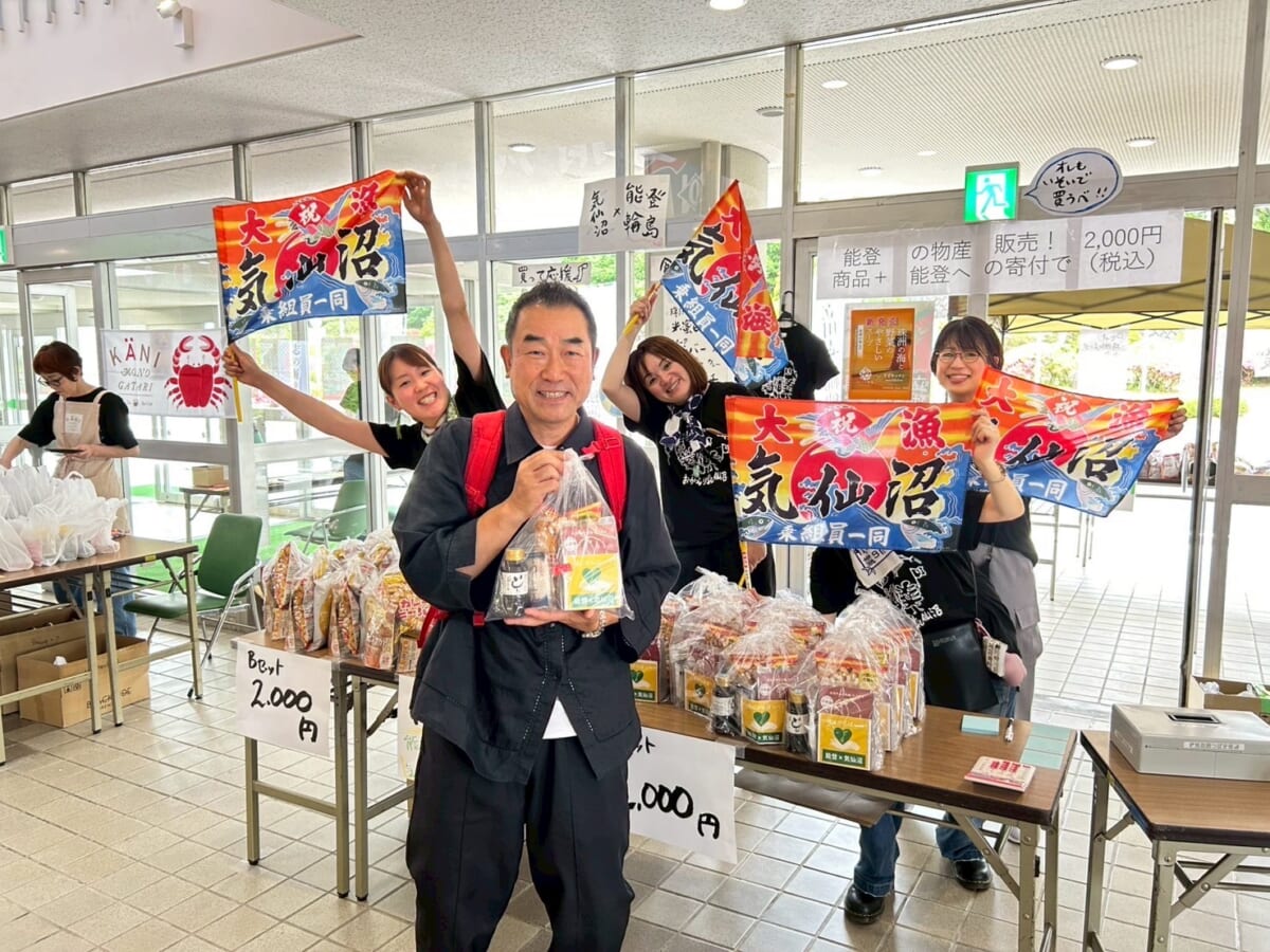 会場には交流のある能登の物産コーナーがあり、「オレもいそいで買うべ!!」というPOPに「つばき会」らしいユーモアが。筆者も〝いそいで〟購入させてもらいました。