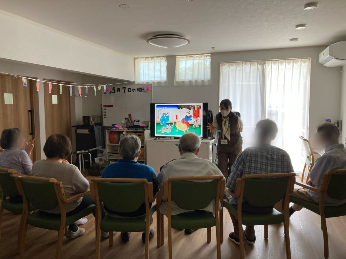 「のぞみの家 鎌倉」でのアートリップ。歌川芳員の浮世絵≪東海道五十三次内 大磯 をだハらへ四リ≫について語り合う 撮影/筆者