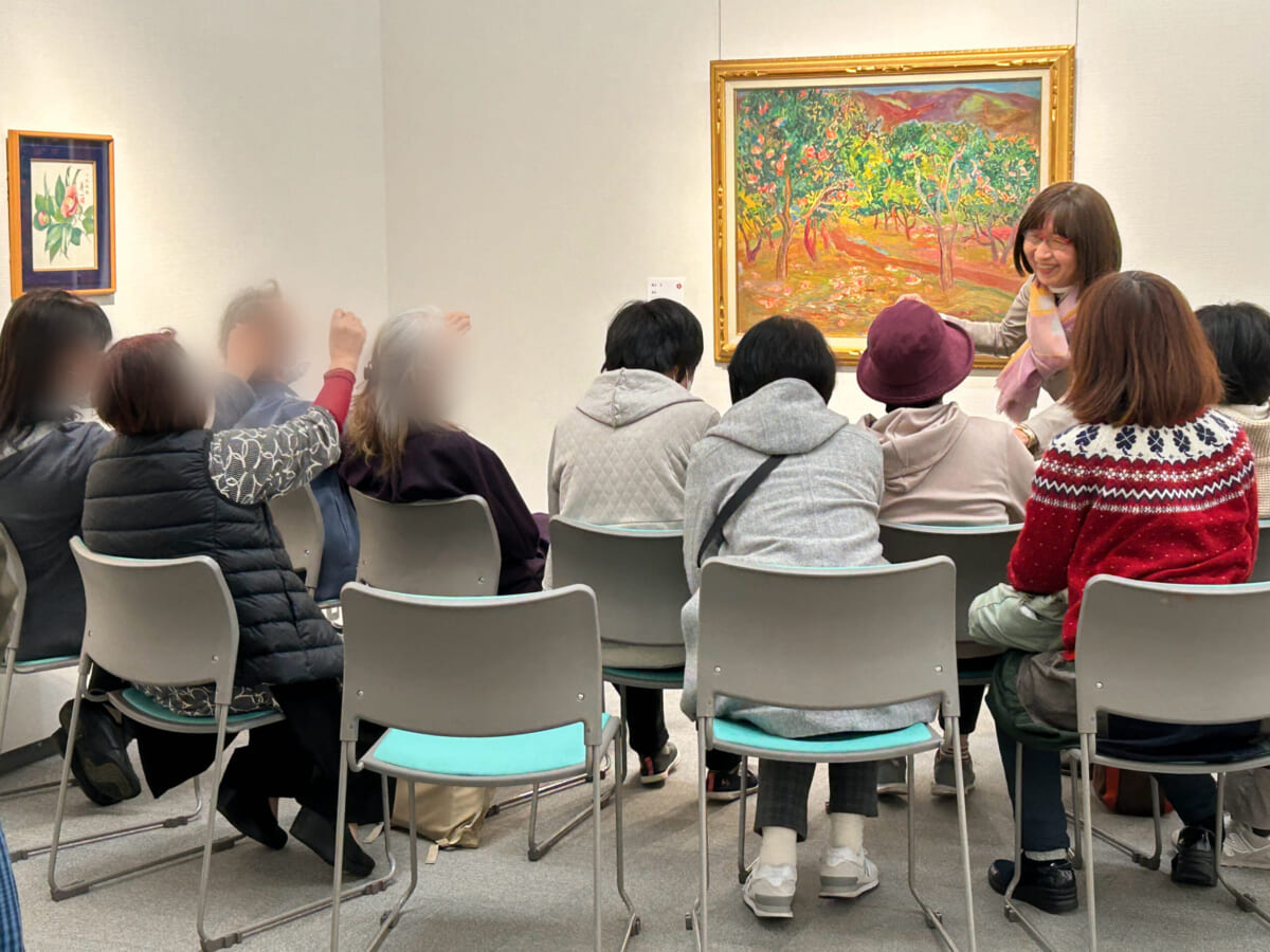 「アートリップ」で対話する林さん。倉吉博物館にて ©artsalive