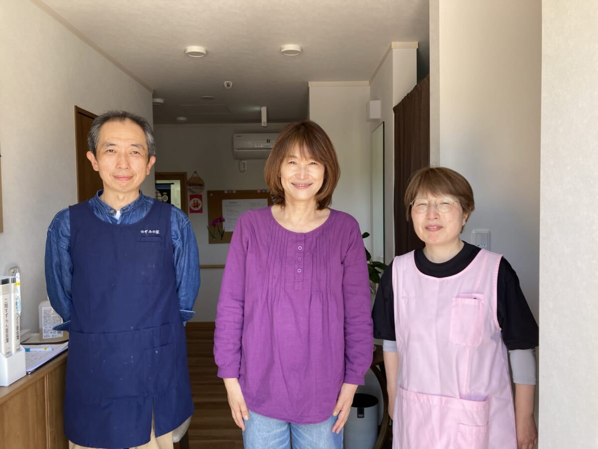 管理者の豊住(中央)さん、介護スタッフの方々 撮影/筆者